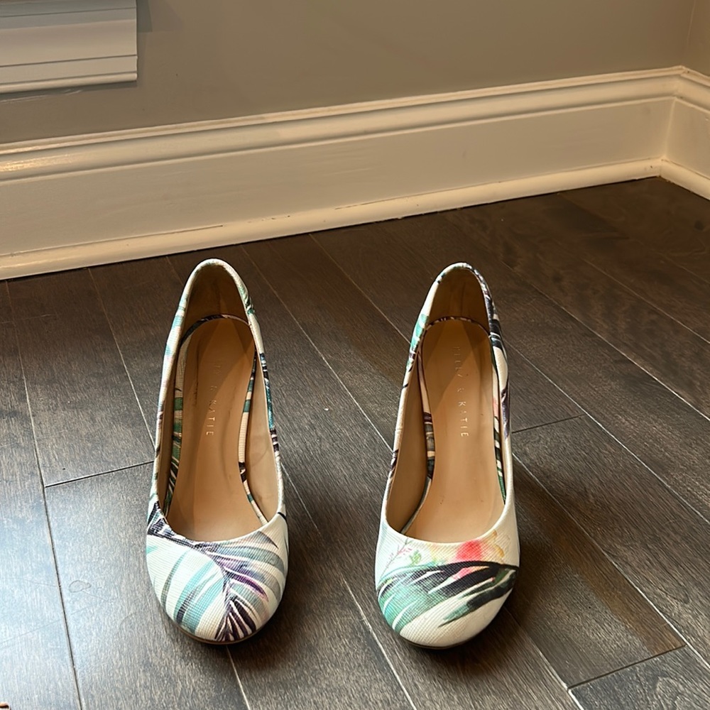 Kelly & Katie fashion print pumps. Size 8
